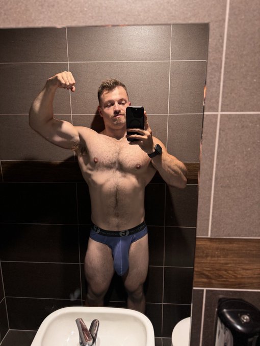 Amazing what heavy weights, low reps, and a high calorie diet can do 👅💪🏽 need to put on more size before