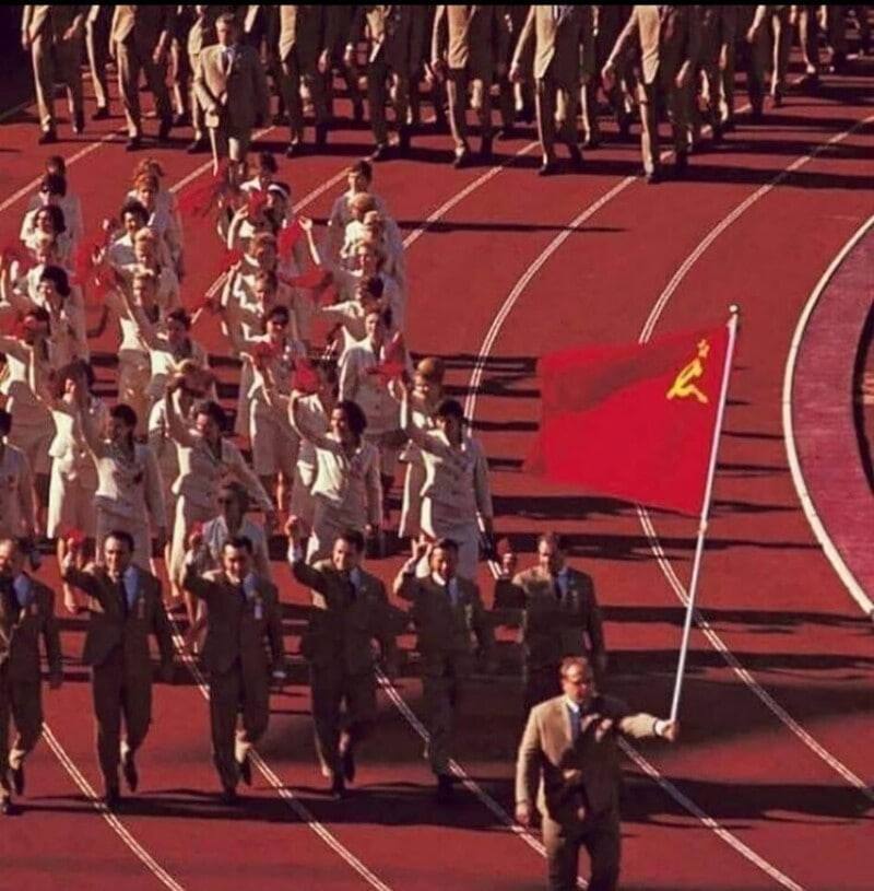 На открытии Олимпиады в Токио 1964 года. Знаменосец Юрий Власов нёс знамя на вытянутой руке. Говорят, что никому и никогда больше не удавалось повторить такое.
Правда ли?