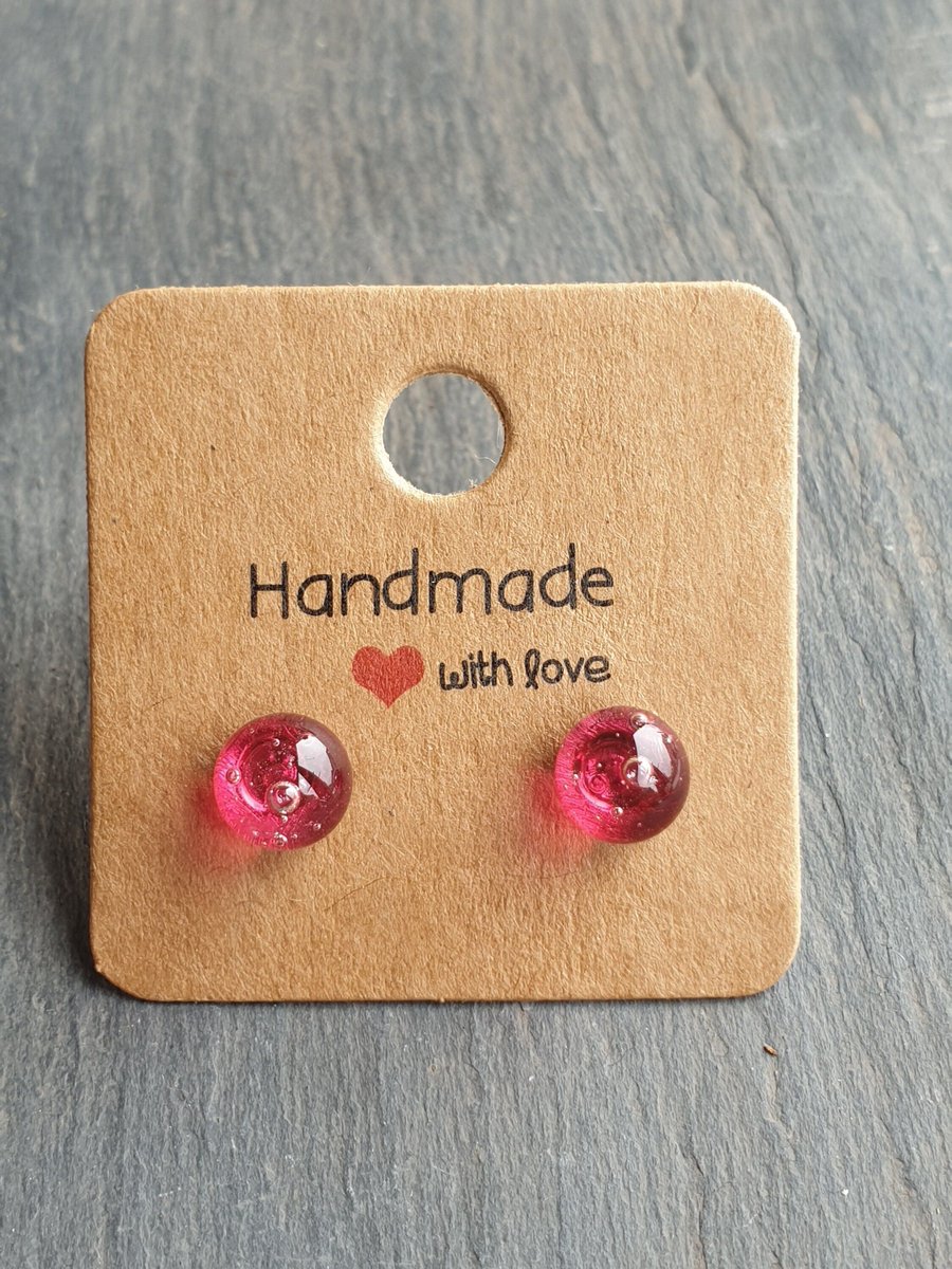 Beautiful red bubbling fused glass and sterling silver stud earrings. Lovely colour and design to these beautiful earrings. #handmade #etsy #shopindie #giftideas buff.ly/45XU14w