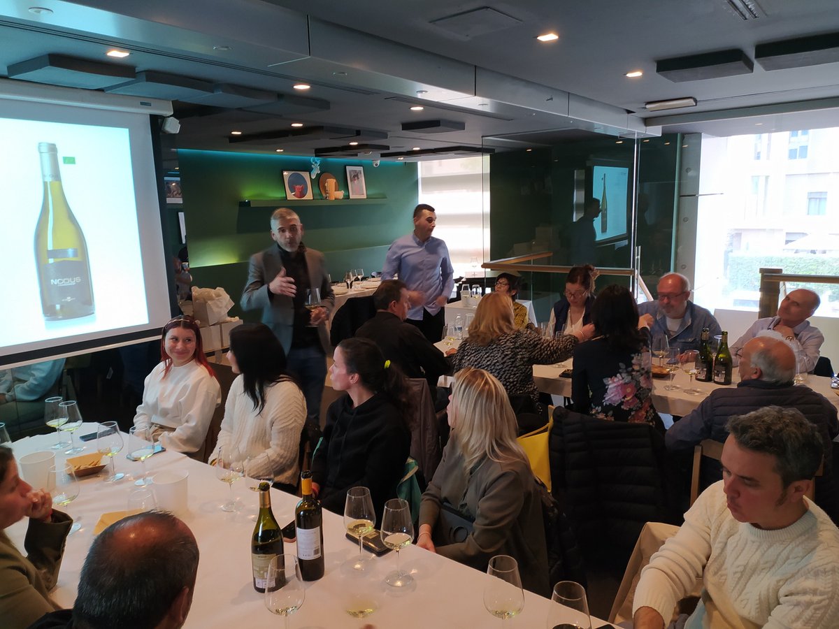 🔙 La semana pasada en @RacodelArnau y en colaboración con @asevsumilller, disfrutamos de una magnífica cata vertical de nuestros Chardonnay. 

🥂 Gracias por una noche memorable. Vuestra pasión por el vino inspira cada botella que creamos. 

#BodegasNodus #CataVertical