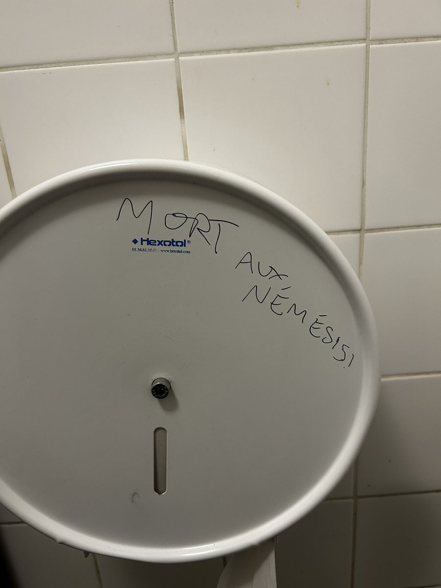 Bonjour @Anne_Vignot je vois ça ce matin dans les WC d’une bibliothèque universitaire à #Besançon. 
J’espère que vous porterez plainte pour incitation à la haine cette fois aussi ? 😍