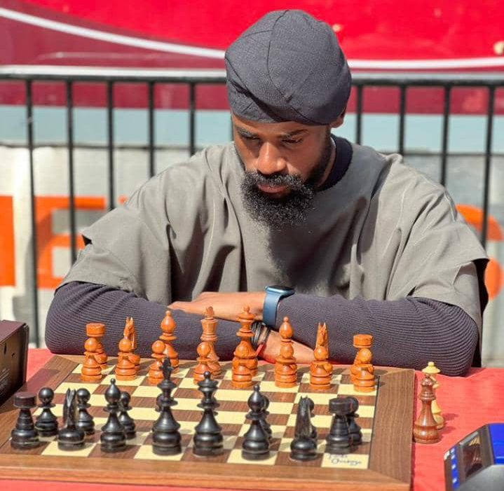 👀 ¿Sabías qué el nigeriano Tunde Onakoya ha roto el récord de más horas jugando a ajedrez?

El campeón de su país ha pasado 60 horas seguidas en Times Square. Lo bonito es que lo hacía como reclamo para su campaña para conseguir 1 millón de dólares para la educación en África.