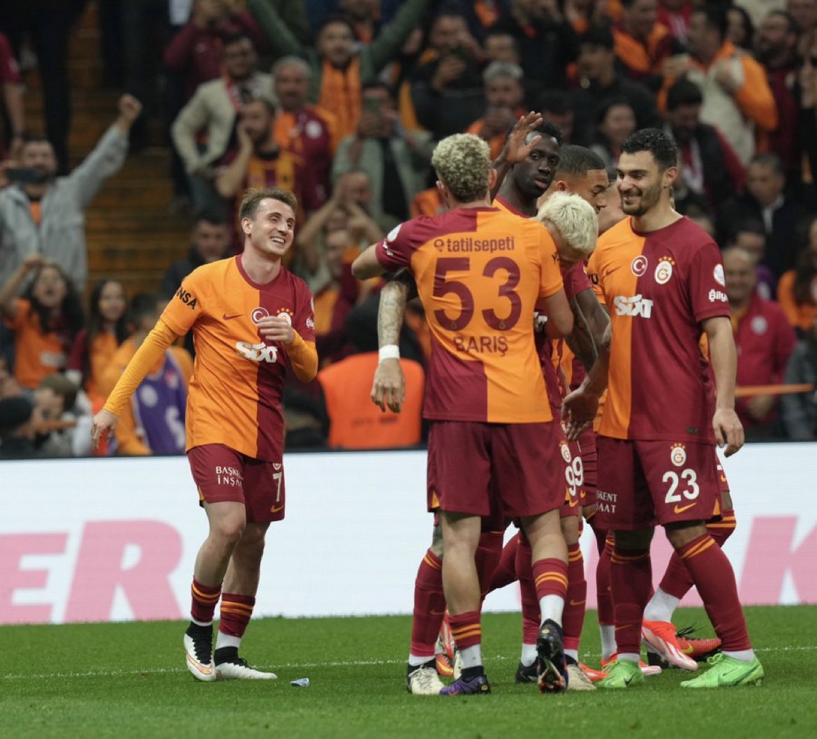 🔥 Bu sezon Galatasaray:

• Süper Lig'de 23 maçtır yenilmiyor.
• İç sahada 18'de 18 yaptı. 
• İç sahada 35 maçtır kaybetmiyor. 
• Süper Lig tarihinde bir sezonda en fazla puan toplayan takım. 
• Süper Lig'de üst üste kazanma rekorunu kıran takım. 
• Süper Lig tarihinde bir…