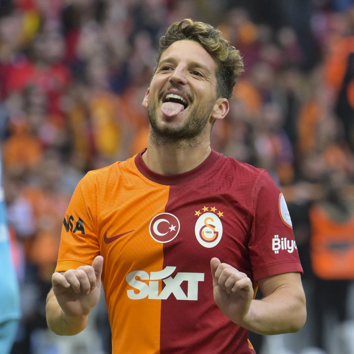 Galatasaray, Dries Mertens'in sözleşmesini 1 yıllığına uzatmaya yakın. (Burhan Can Terzi) Belçikalı yıldızın mevcut maaşında ciddi oranda bir azalmaya da gidilecek.