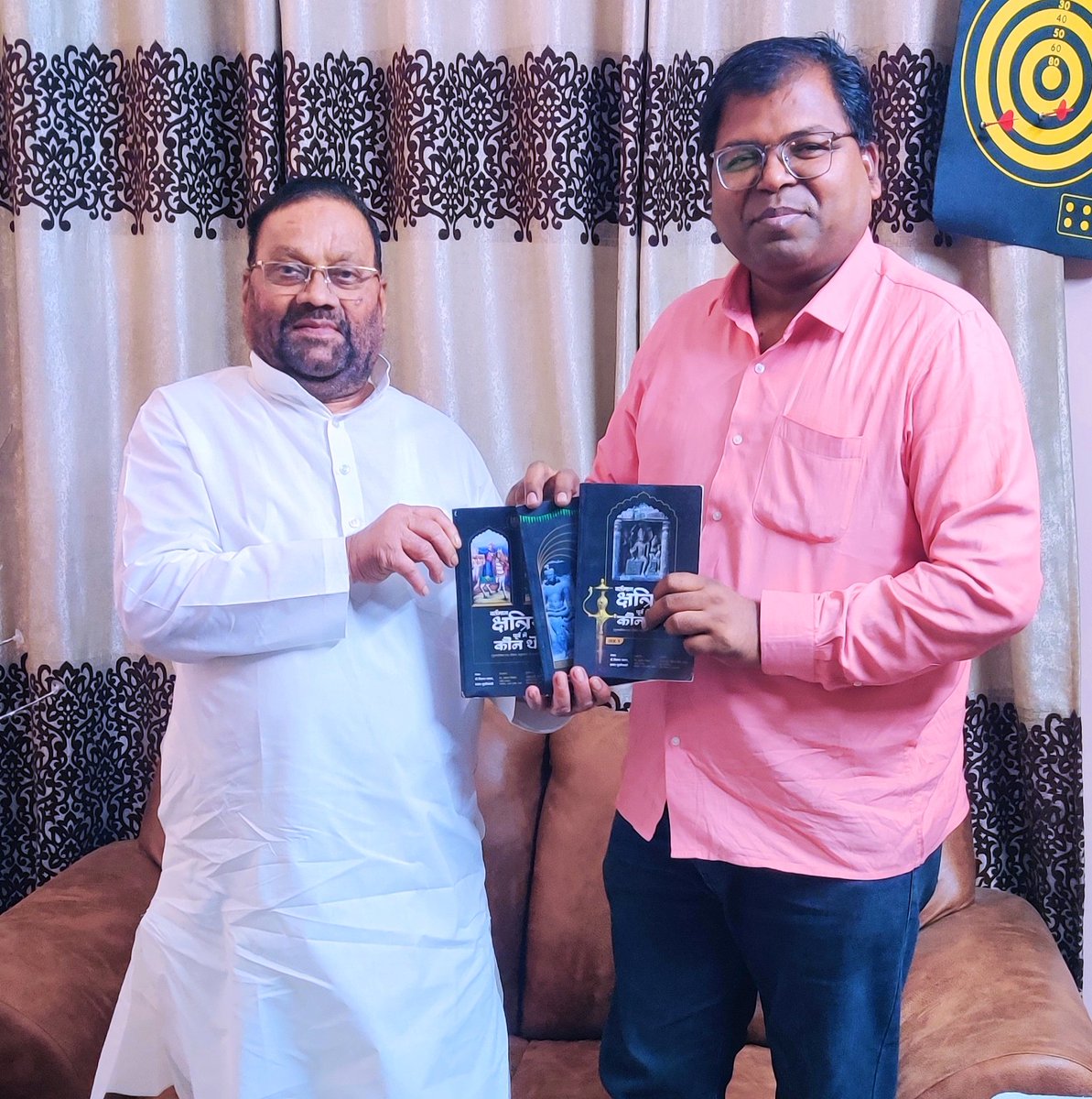 SwamiPMaurya's tweet image. &quot;वर्तमान क्षत्रिय पूर्व में कौन थे?&quot; नामक पुस्तक के लेखक डॉ. विलास खरात जी, आज मेरे गोमतीनगर, लखनऊ स्थित निज आवास आकर पुस्तक के तीन खंड का शोध ग्रंथ भेंट किया, जिसके लिए उन्हें बहुत-बहुत बधाई व शुभकामना।
आप द्वारा भेंट की गई पुस्तक को संक्षिप्त रूप से पढ़ा, जिसमें आपने भारत के…