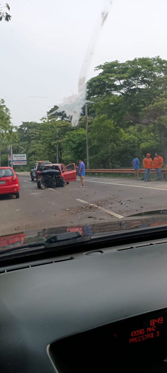 #Nacionales 

Esta mañana se registró un accidente de tránsito sobre el km 21 y medio de la autopista a Comalapa, antes de llegar a Montelimar.

De momento se reportan solo daños materiales.

Elementos de la @PNCSV ya se encuentran en la zona para realizar las investigaciones.