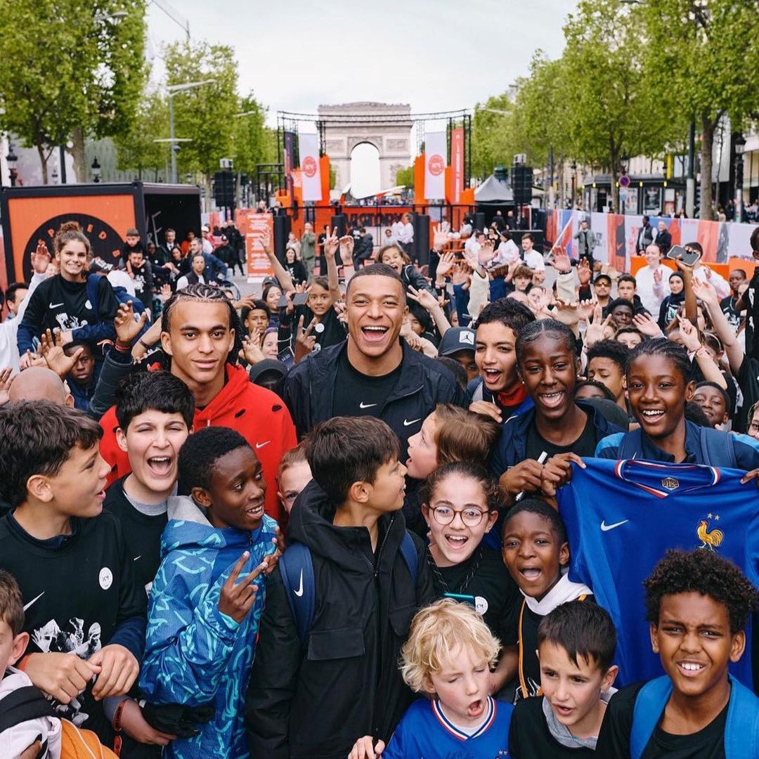 🇫🇷 Un moment inoubliable pour 2000 enfants sur les Champs-Élysées ! Kylian Mbappé a rejoint de nombreux jeunes dans le cadre de son association 'Inspired by KM' pour les encourager à faire du sport et 'transmettre les valeurs de respect, d'ambition et d'élégance.' 👏 📸 kmbappe