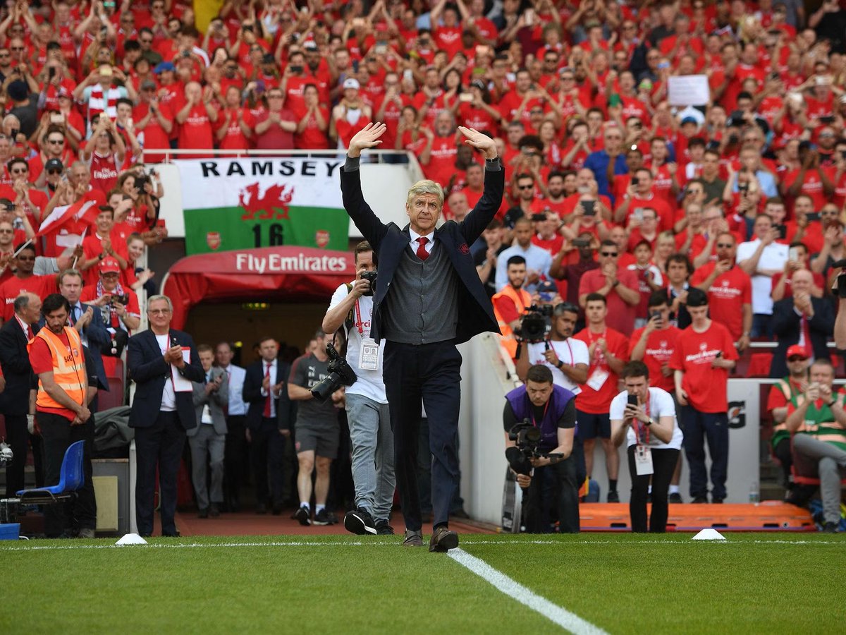 En ce jour de 2018, tout un club rendait hommage à l’un des plus grands personnages de son histoire. Tout cela dans ce stade qu’il avait fait bâtir. Merci éternellement, cher Monsieur Wenger. 🔴⚪️🙏🏼