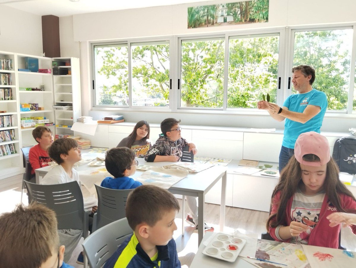 RBMarinas's tweet photo. 📐🖌 Continúan os obradoiros de #estampación textil nos centros escolares do @ConBergondo.

👦🏻👧🏻 As rapazas e rapaces de 4º de Primaria do CPI Cruz do Sar demostraron a súa #creatividade para realizar os seus deseños con 🍁🍃 follas de árbores que podemos atopar na nosa contorna. https://t.co/y6P4hUBoxV