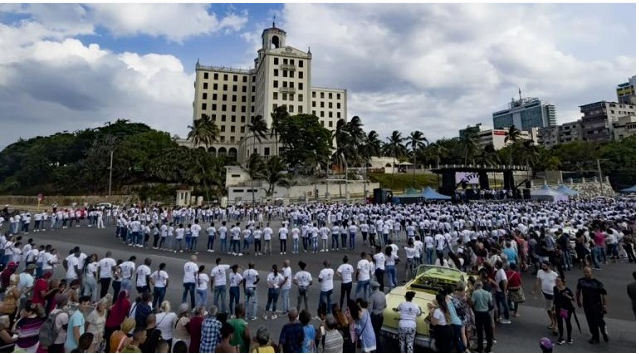 #Cuba 🇨🇺 bate el récord mundial de bailadores simultáneos en rueda de casino 5septiembre.cu/cuba-bate-el-r…