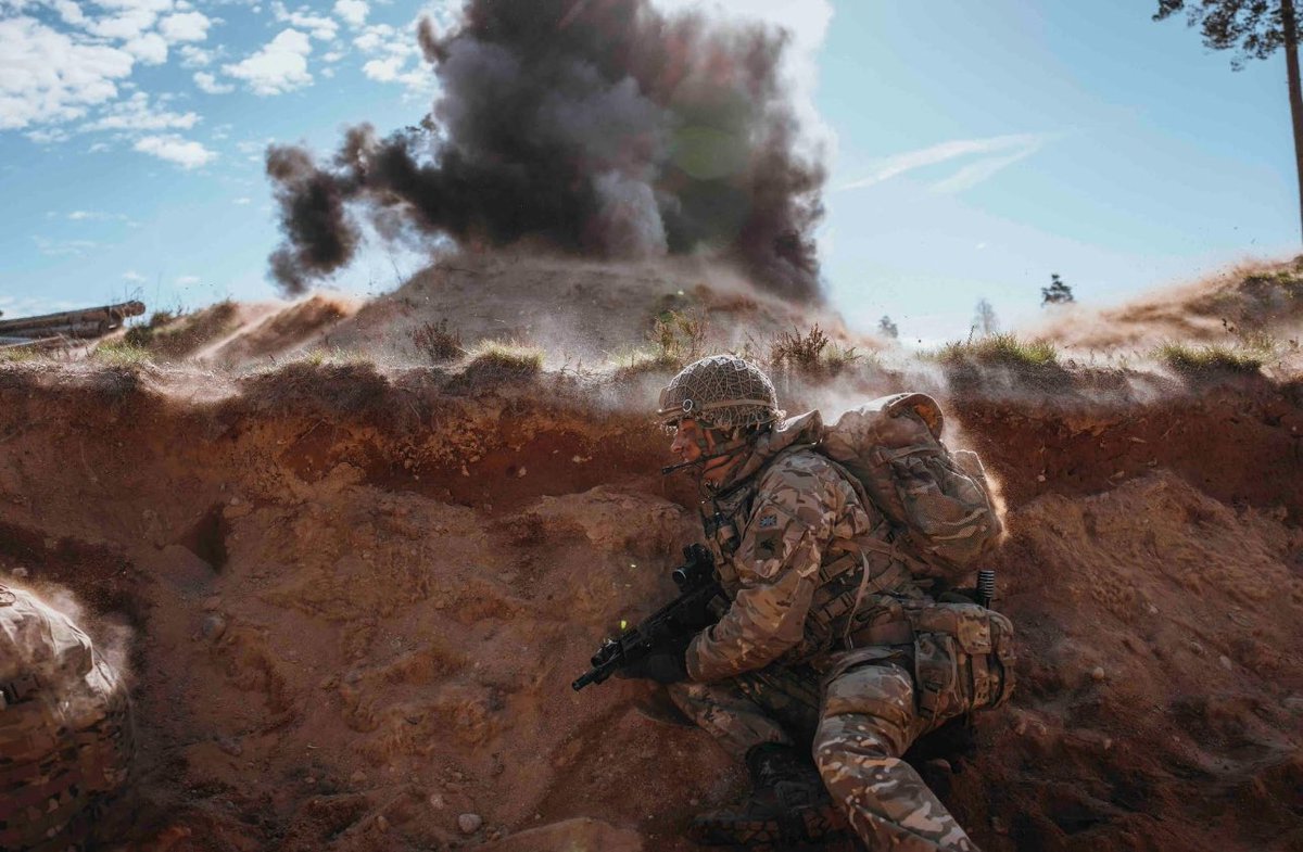 NATO Paratroopers 🪂 from 🇬🇧 demonstrate firepower on Exercise Swift Response in 🇪🇪, as a part of #SteadfastDefender24 With Typhoon jets and Apache helicopters, they cleared a 3km trench system in a 48-hour live fire mission 💥. This training enhances NATO’s crisis response