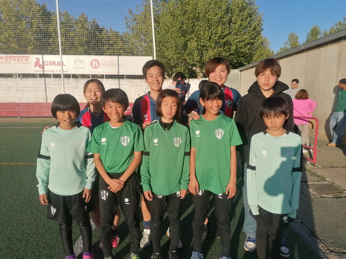 WakatakeGroupJP's tweet photo. SDウエスカのクイーンたちの応援に！👑

先日⚽️ @SDHuescaFem の試合を観戦してきた ⚽️ @SDHuesca_jp アカデミー選手たち！🔥

井上萌選手、桑原茜選手、中田有紀選手、素敵な時間をありがとうございました！👏👏👏

#vamoshuesca #sinreblar #SDHAcademy #VamosWakatake https://t.co/srmP4ycXCv
