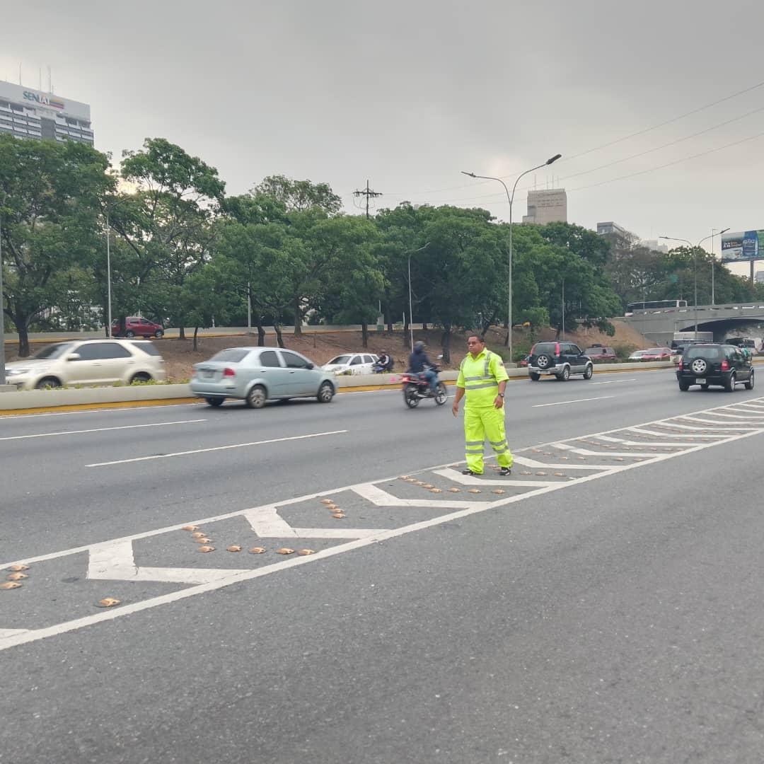 #AuxilioVial| Funcionarios del #INTT, URIV y VAO atendieron a conductora en el Distribuidor de Plaza Venezuela, contribuyendo a la seguridad y bienestar de los ciudadanos que transitan a diario por esta arteria vial. #PatriaSeguraConNico