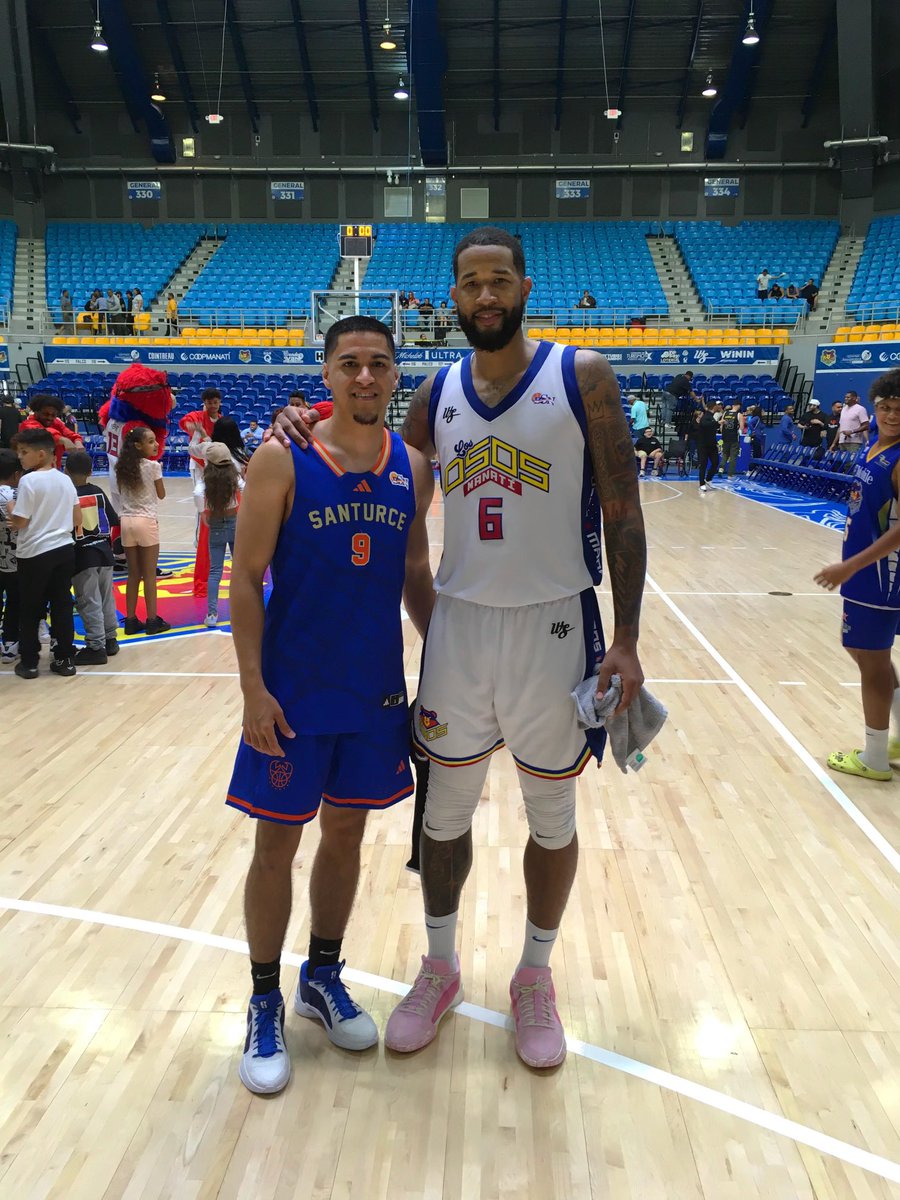 First pro game for @giova10sf ✔️ and he ran into a familiar face! 🤝🏾 #GoFlashes⚡️ x #KentStMBB