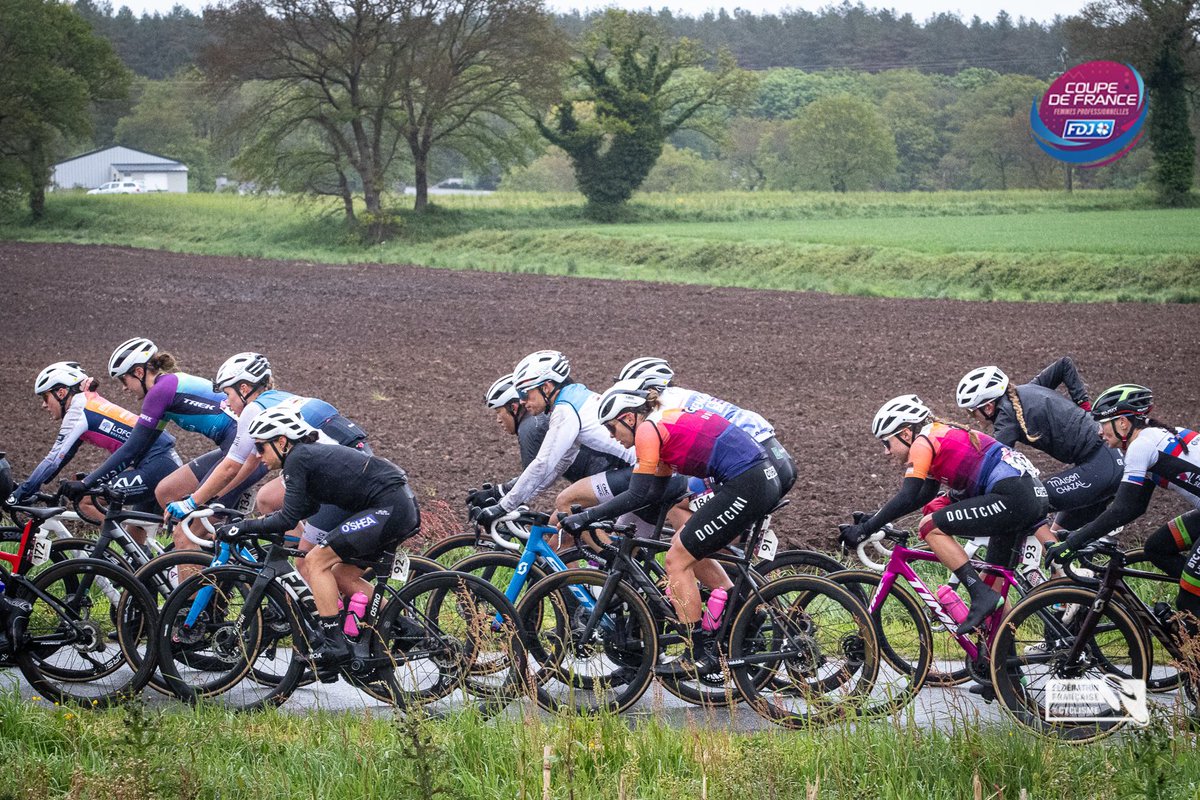 En Avril, ne te découvre pas d’un fil…
En Mai, remets ton Kway ! 😅

Merci @grandprixdumorbihan & @doltcinioshea 

Photos : Nicolas Vaucouleur— Damien Thomas

#cycling #womencycling #UCI #roadcycling #rideandsmile #keepgoing #keepfighting