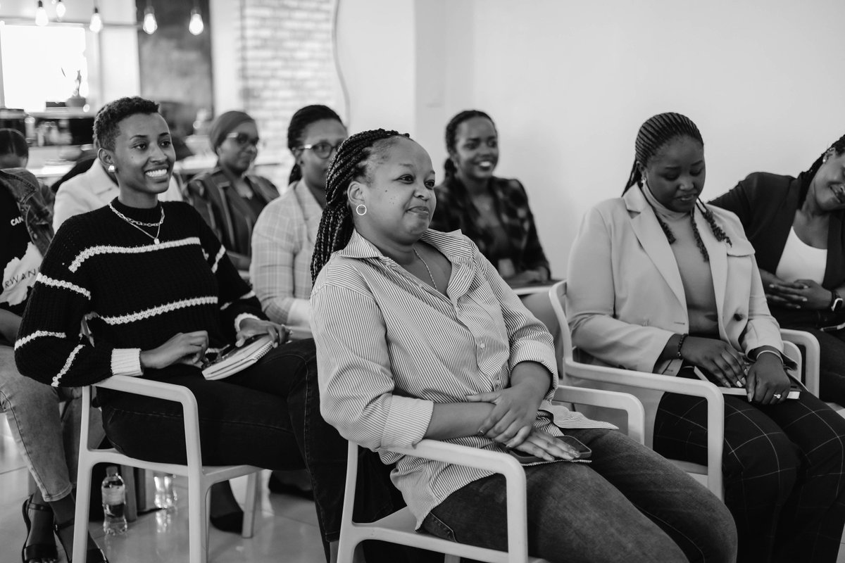Dedicate an hour daily for five years, to become an expert.” - John Maxwell Consistent effort through reading, podcasts, and learning can change the course of your life! This commitment is a key takeaway from our #LiftHerUp Professionals masterclass. #investinwomen
