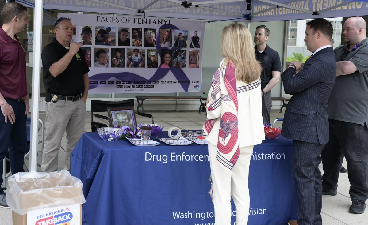 The First Lady of Virginia and I recently showed our support at National Drug Take Back Day in Richmond. Thanks to our federal law enforcement partners for helping residents safely dispose of unused prescription meds to prevent drug abuse and keep Virginians safe.
