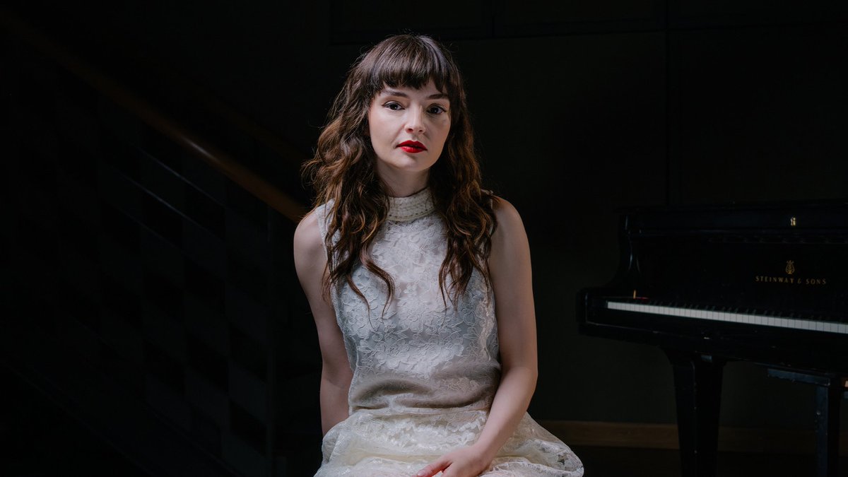 clearestclvb's tweet image. Un nuevo documental muestra a la líder de @chvrches Lauren Mayberry reflexionar sobre los altibajos de su viaje en la industria de la música.

📷 Thomas Hogben

Lee la nota completa de BBC fuente original:

bbc.co.uk/mediacentre/20…