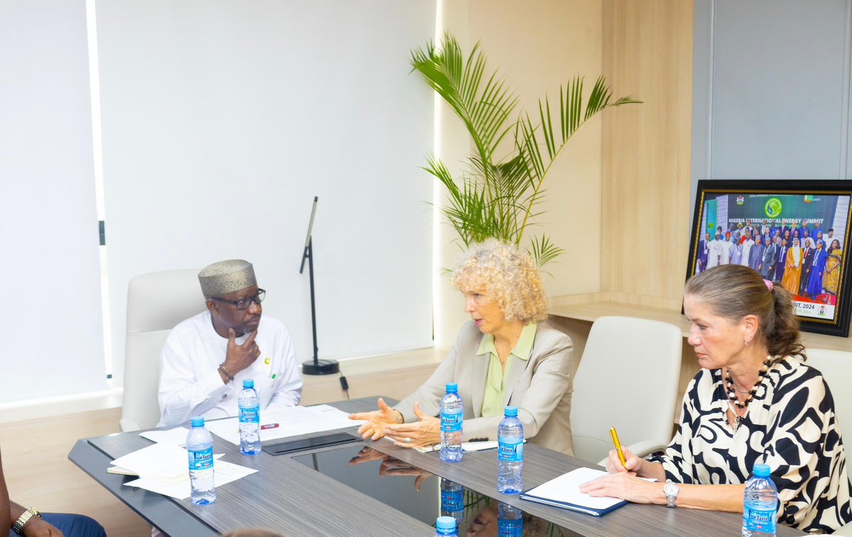 Today, I hosted in my office the State Secretary/Special Envoy for International Climate Action for the Federal Republic of Germany, Ms. Jennifer Morgan (right), and German Ambassador to Nigeria, Ms. Annett Gunther. We engaged in bilateral discussions on areas of mutual…