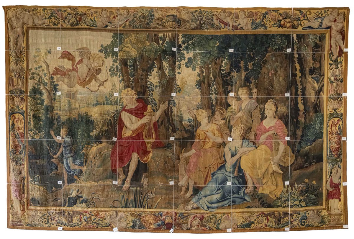 Estamos trabajando en la restauración de cuatro tapices pertenecientes a la colección de @FundIbercaja . El primero que estamos interviniendo es `Apolo, Diana y las musas´. Tejido en el siglo XVI, corresponde a la serie `Historias del Antiguo Testamento´.