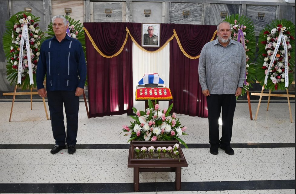 Presidente @DiazCanelB y el primer ministro @MMarreroCruz rinden tributo en el Panteón de los Veteranos de la Necrópolis de Colón al general de División de la Reserva Leonardo Andollo Valdés, fallecido el pasado 3 de mayo
📸@PresidenciaCuba