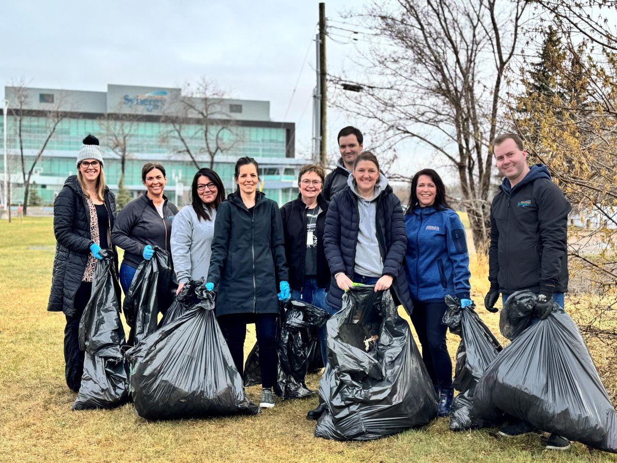#SynergyCU's #Lloydminster team had a blast participating in #PitchInWeek! They rolled up our sleeves and cleaned up the neighbourhood around our branch, making a positive impact on our #community. #CommunityCleanup #yll #synergyshares