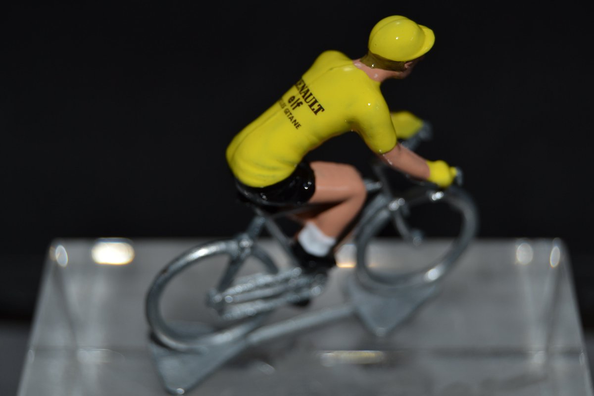 Bernard Hinault, maillot jaune du #TDF avec Renault-Elf-Gitane... By petit-cycliste : petit-cycliste.com/fr/collector/5… #Cadeau #MadeinFrance #cycling #cyclist #cyclisme #GPMorbihan #gpmo #giroditalia #trobroleon #giro