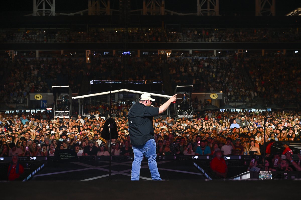 A huge thank you to @LukeCombs for two beautiful, crazy nights at EverBank Stadium! Here's to the memories made and the songs that'll be on repeat for weeks to come! 📸: Chris Condon