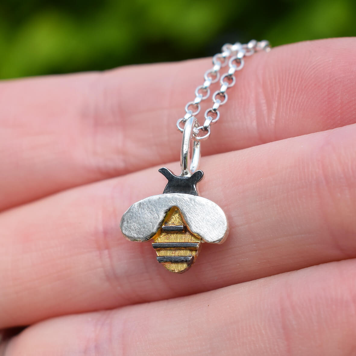 Meet our stunning silver and gold bee necklace, a captivating accessory that pays homage to the remarkable significance of bees in our world. 
 
freshfleeces.com/products/silve…

#beenecklace #beejewellery #honeybee #workerbee #beekeeper #beelover
