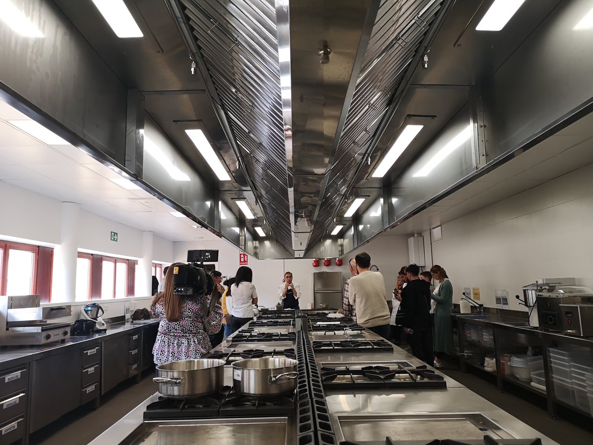 Clase magistral “Tapas del #SiglodeOro para la hostelería de Almagro”🍡 Esta actividad ha sido en exclusiva para los hosteleros que van a participar en la actividad Sal de Ronda durante las fechas del festival. 🔵 

 #Almagro360 #AlmagroaBocados #Almagro47 <a href="/DiputacionCR/">Diputación de C.Real</a>