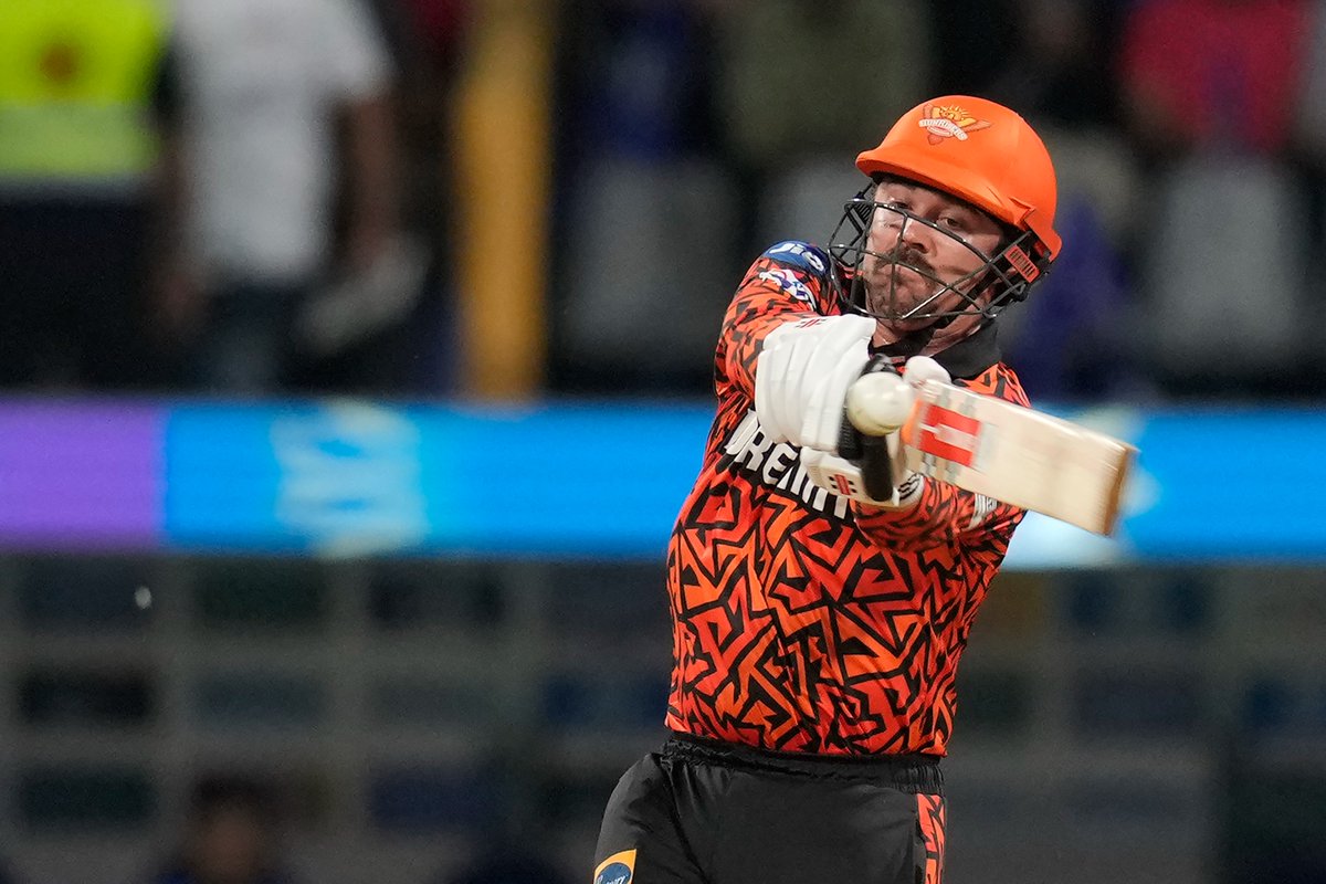 He's had a couple of second chances, but now Travis Head is caught for 48 #MIvSRH #IPL2024 👉 es.pn/IPL24-M55