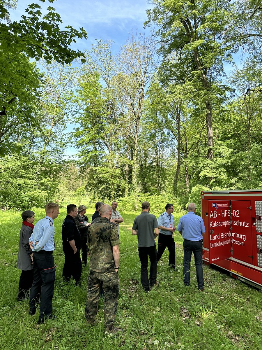 FwPotsdam's tweet photo. 🌳🚒Heute hat sich die AG „Schutz des Waldes“ getroffen, um Netzwerke zu stärken & Erfahrungen im Bereich Vegetationsbrandbekämpfung auszutauschen. Gemeinsam für unsere Natur!#ForstVerwaltung, #Landespolizei, #DeutschBahn,#LKHVL, #LKPM, #Bundeswehr waren #FürPotsdamImEinsatz
^mb https://t.co/OPz212KRpF