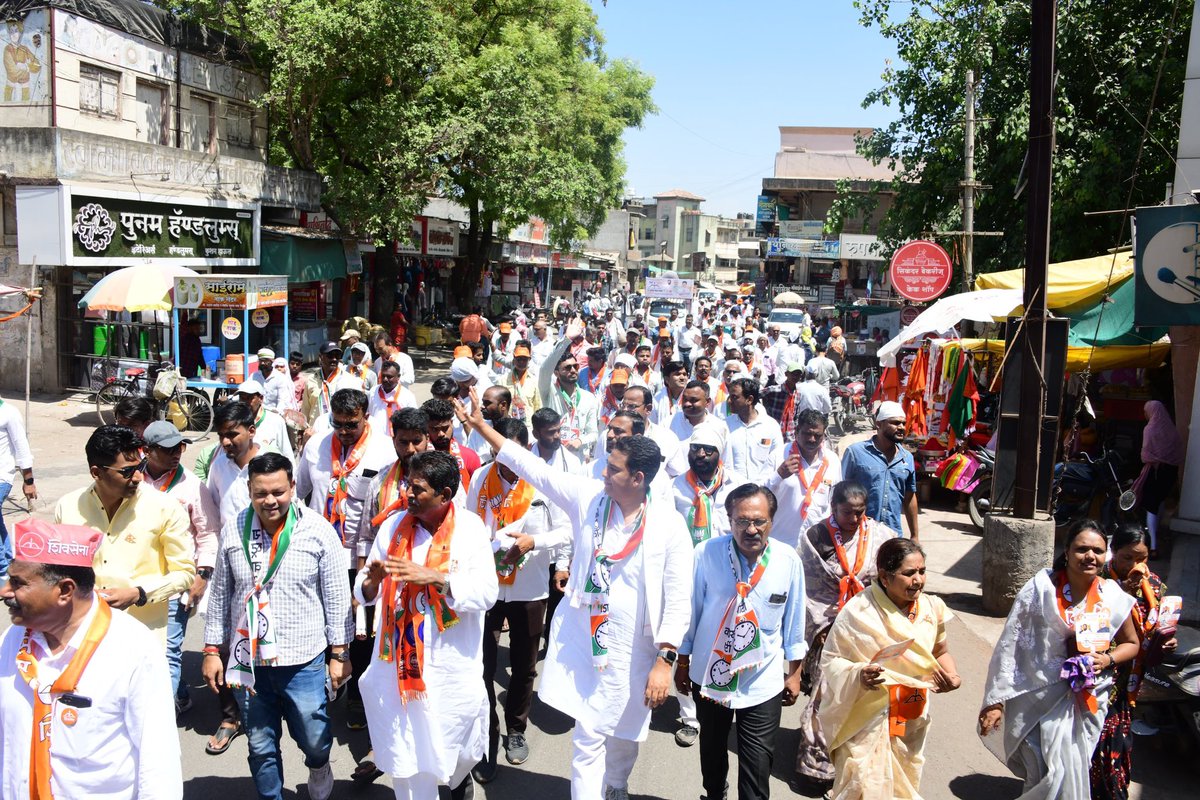 शिर्डी लोकसभा मतदारसंघाचे महायुतीचे उमेदवार खासदार मा.श्री. सदाशिवजी लोखंडे यांच्या प्रचारार्थ आज कोपरगाव शहरात काढण्यात आलेल्या प्रचारफेरीत सहभागी होऊन त्यांना प्रचंड मतांनी विजयी करण्याचे आवाहन केले. यावेळी महायुतीचे पदाधिकारी व कार्यकर्ते मोठ्या संख्येने उपस्थित होते.…