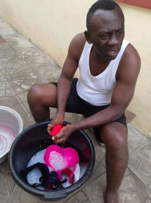 #PickUrBrain on #TheDryve w/@AjMensahgh x @djbongogh x @SabogSa A lady can wash a man’s boxers But men find it difficult to wash a woman’s panty why ?? a)Traditionally,is wrong b)Men are usually busy c)Some men don’t mind d)Men can’t do it properly e)It isn’t right…