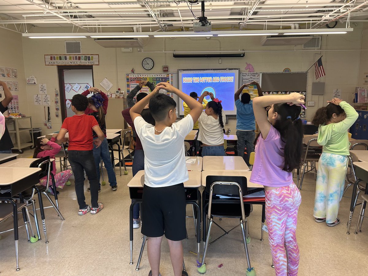 Mrs. Puccio’s class moving and grooving for Move It Monday! <a href="/MNPS_kidshealth/">MNPS Healthy Schools</a> #MNPSWellnessWeek2024 <a href="/hesmnps/">HermitageElementary</a>