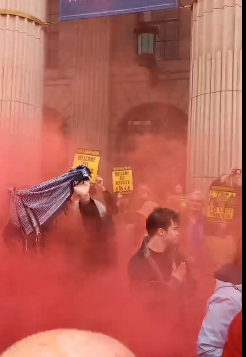 Appears left-wing counterprotestors dropped the ball with the pyrotechnics at #IrelandsFull demo and managed to smokebomb themselves.

This isn't 2016-era PEGIDA, antifascist left in Ireland losing protest decorum fast as uni students replace socialist republicans.
