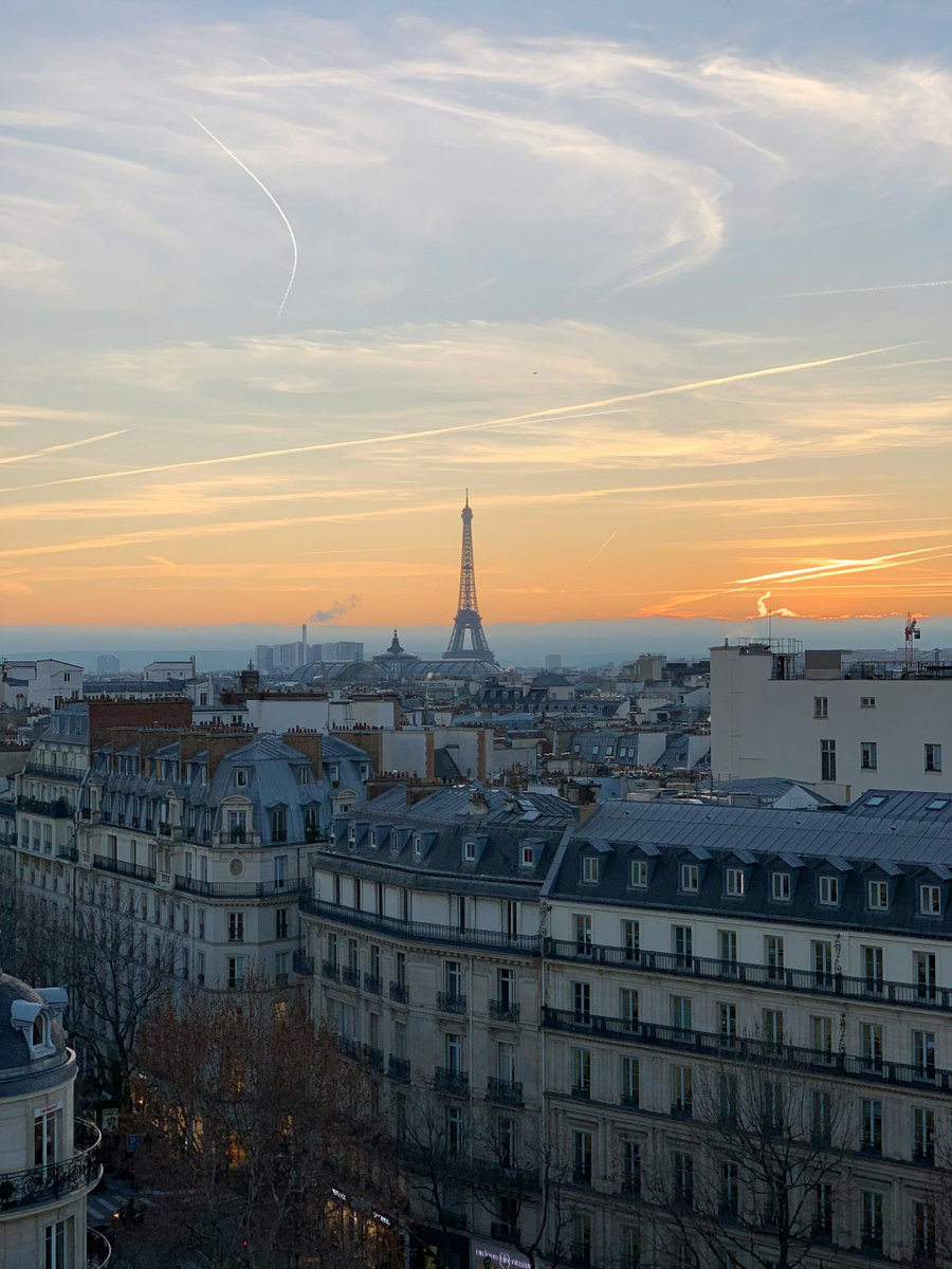 Stunning sunset of the city...#Paris #Travel #MondayMood #EiffelTower #MondayVibes #France #Sunset #MondayMotivation #Parisjetaime 📸♥️💞