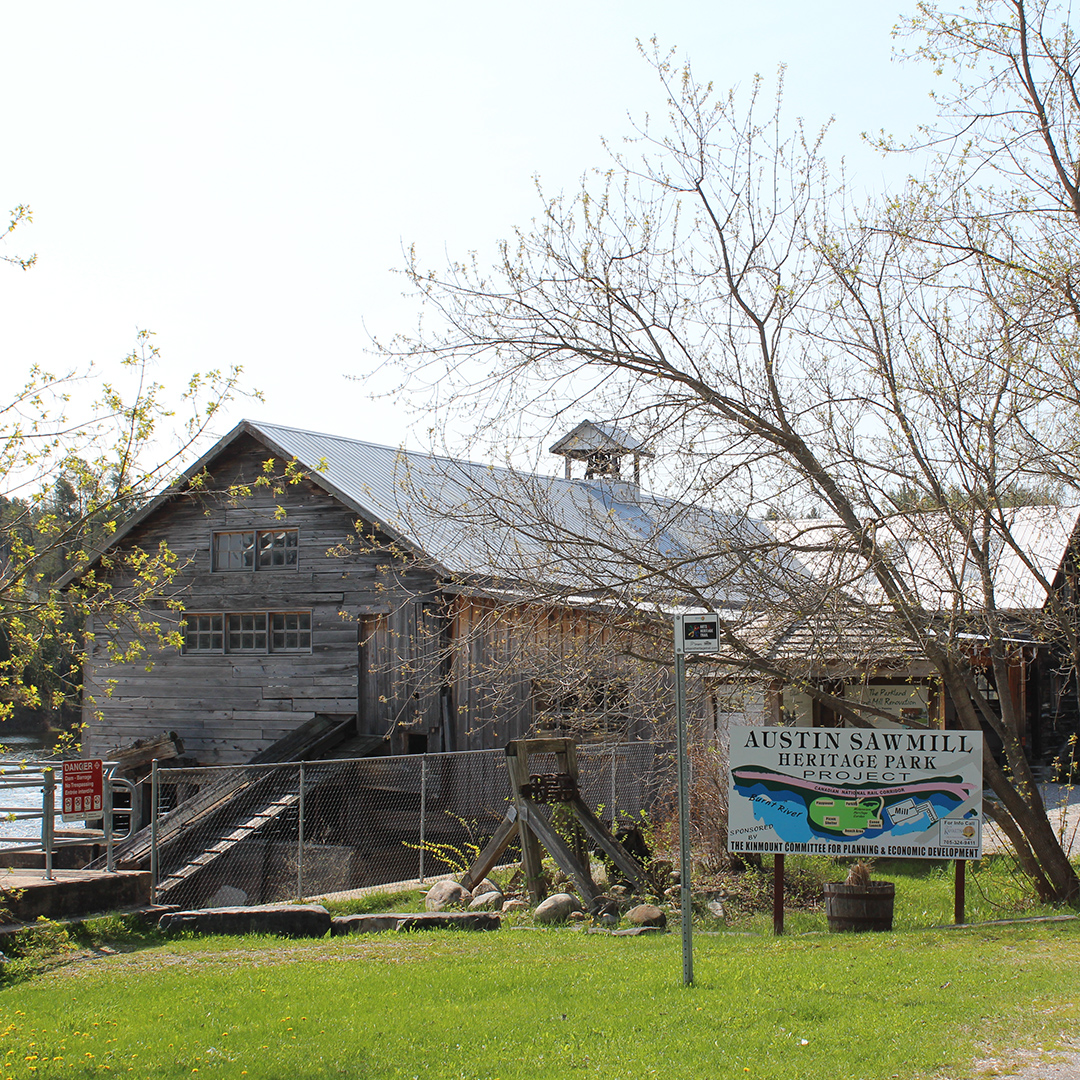 Full of historic charm, Kinmount's Austin Sawmill is nestled alongside the old railway station. 🌲 Dating back to the 1890's, it was an integral part of the town's lumber heyday. Now it is lovingly revived with displays of milling processes used in the original sawmill.