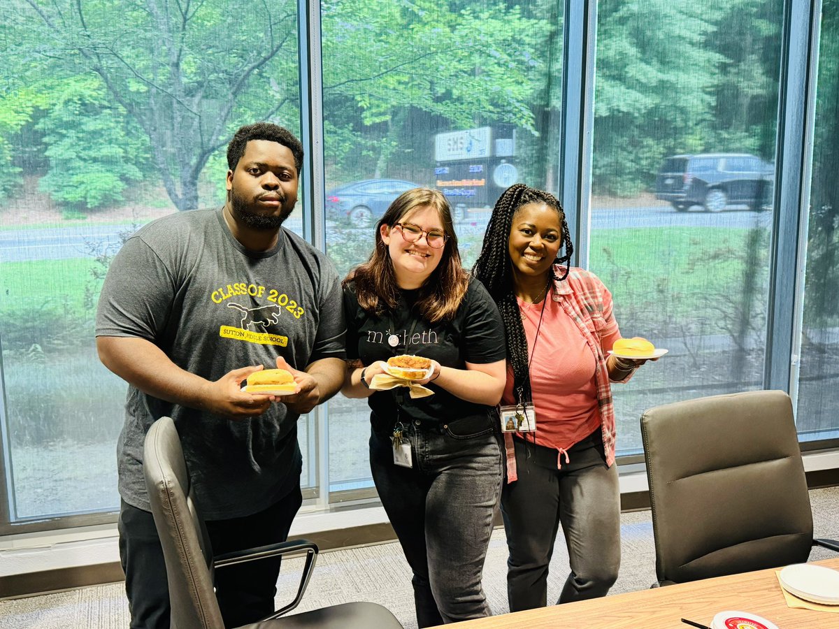 🎉 Kicking off Teacher Appreciation Week with Einstein Bagels & Gift Cards! 🥯🎁 We're grateful for our incredible superheroes in the building who go above and beyond every day to support our students. Thank you for all that you do! 📚 @SuttonCougars @SuttonMYP @apsupdate