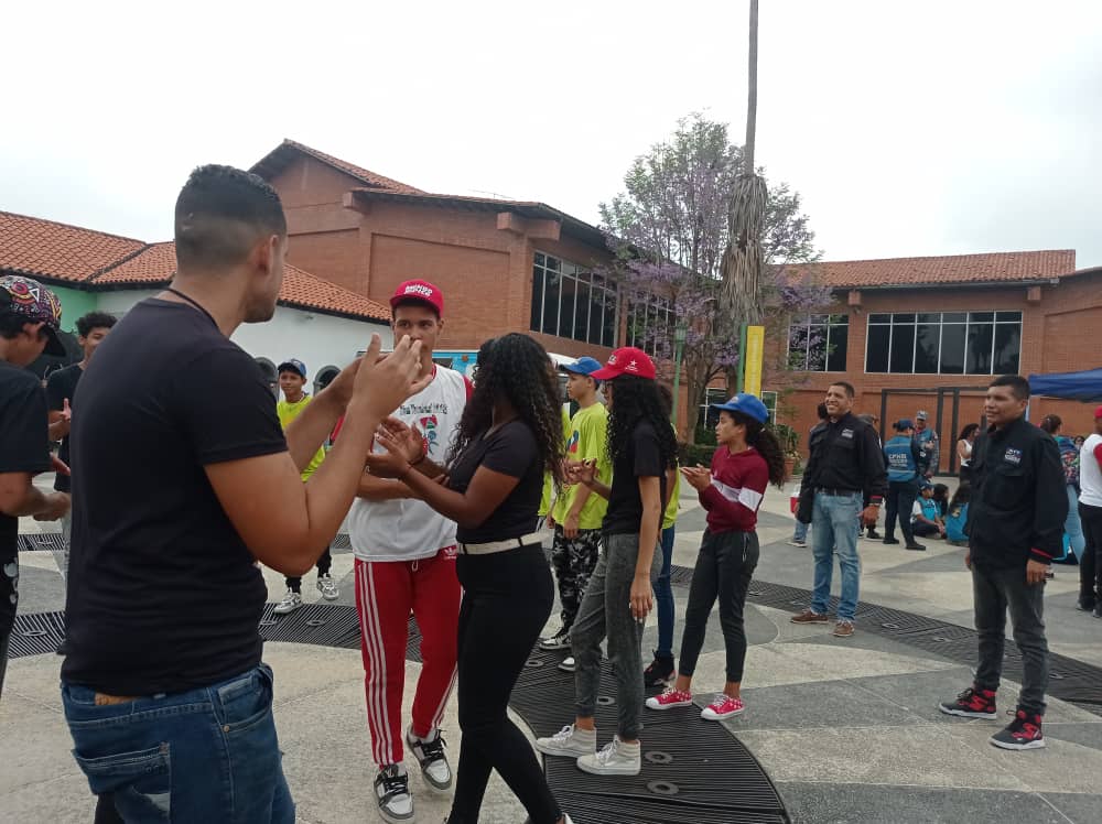 Frente Preventivo Vial INTT, IDENNA, PNB, ONCDOFT, ONAIVV y VEN 911, participaron en 'Jornada de Crianza y Atención Amosora' en la cual niños, niñas y adolescentes, expandieron su creatividad por medio de la diversión en Gato Negro, mcpio Libertador.