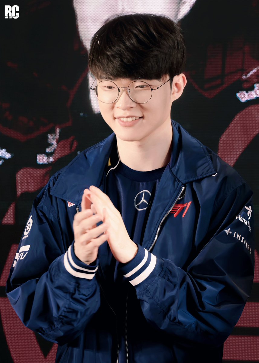 POV: You are singing the birthday song for Faker🎂

#faker #페이커 #이상혁 
#happyfakerday #T1WIN