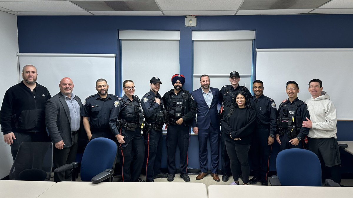 Thank you to @TPS13Div ‘D’ Platoon for hosting @TpaGrande and I on your 6 & 8 am parades this morning.  Great questions around benefits, staffing, and bargaining. We we’re also joined @TPAca Steward John Stockfish. @TorontoPolice @TPSGregCole @TPAReid @mrsmeaghangray