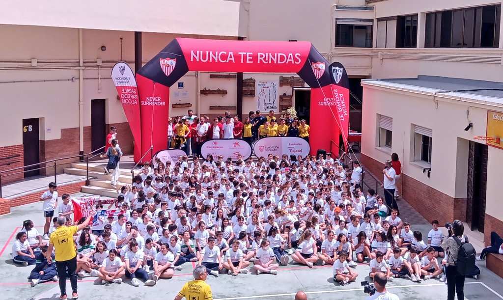 #Fútbol, diversión y muchos valores en el #SácalePartidoAlCole que hoy ha visitado el Colegio @FetSanJuan.

🤝🏻 @AcuarioSevilla, @FundlaCaixa, @Cajasol, @VECI_Esp y #CashDíazCadenas.

#NuncaTeRindas #FundaciónSevillaFC