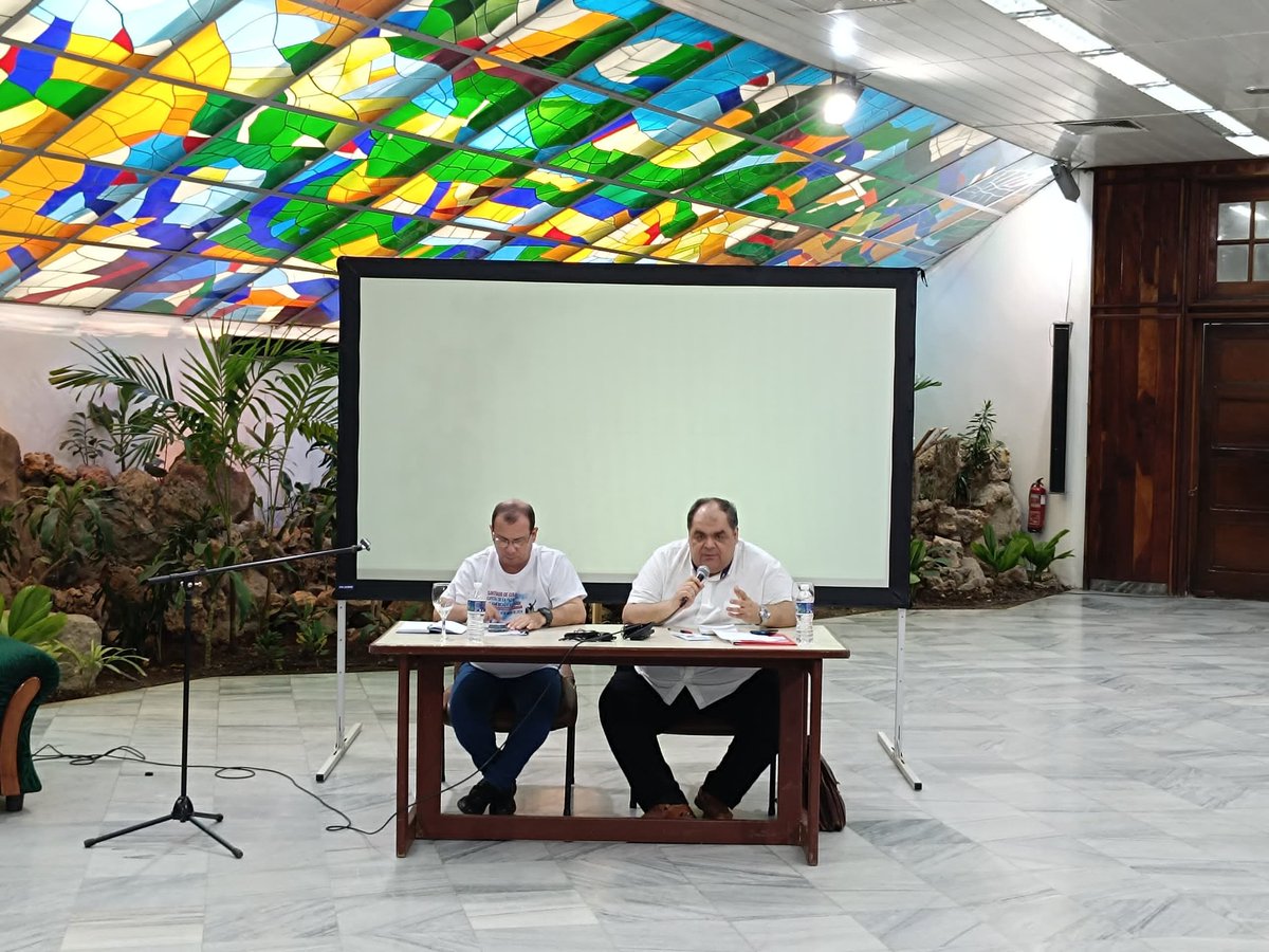 El presidente del ICAP @fernando5hicap e @irakliswpc del CMP, dan lectura al informe de la Reunión Regional de las Américas del Consejo Mundial de la Paz #SantiagoCapitalDeLaPaz #CubaPorLaPaz