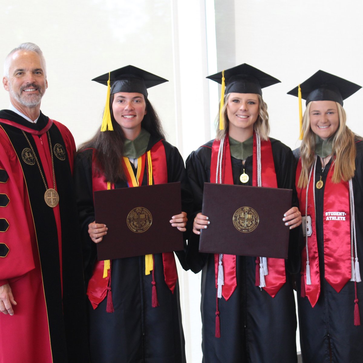 A special morning to put a 🎓 on graduation season! Be sure to click on the link below to see a full collection from this weekend's festivities #BleedCrimson #GoForGold 🔗 tinyurl.com/bd3teszh