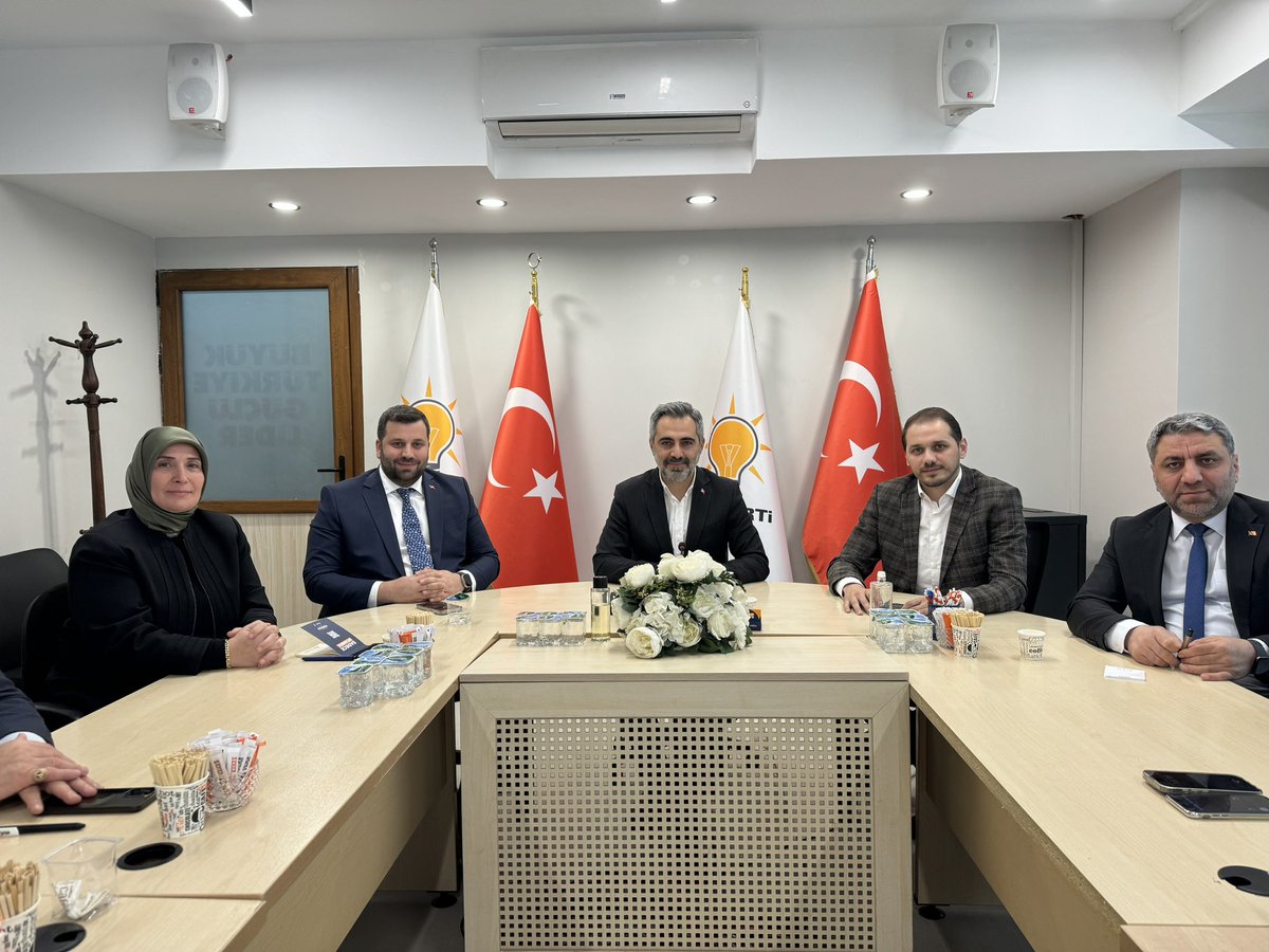 AK Parti Mayıs ayı grup toplantımızı, Grup Başkanvekilimiz @serdarorhan ve İlçe Yerel Yönetimler Başkanımız @Burak_Bcr ’in katılımlarıyla Meclis Üyelerimiz ile birlikte gerçekleştirdik. Toplantımızın hayırlara vesile olmasını temenni ediyorum. @atasehirakparti @MEjderBatur