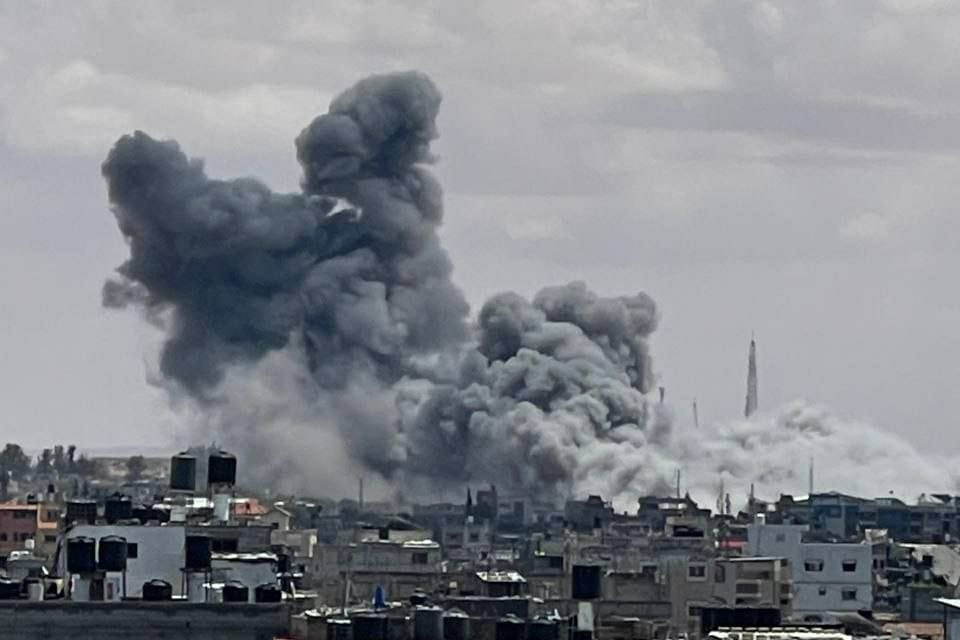 Die beginnende Offensive gegen #Rafah im äußersten Süden des Gazastreifens stellt für mindestens eine Million Menschen eine weitere lebensbedrohliche Eskalation dar. 1/8