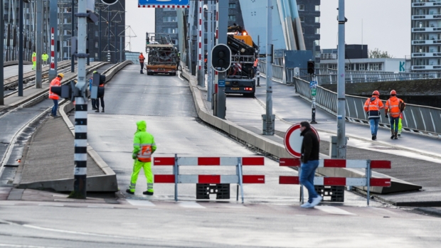 Vanaf volgende week is de Erasmusbrug 's avonds weer open, dan begint het schilderen - dehavenloods.nl/l/52935