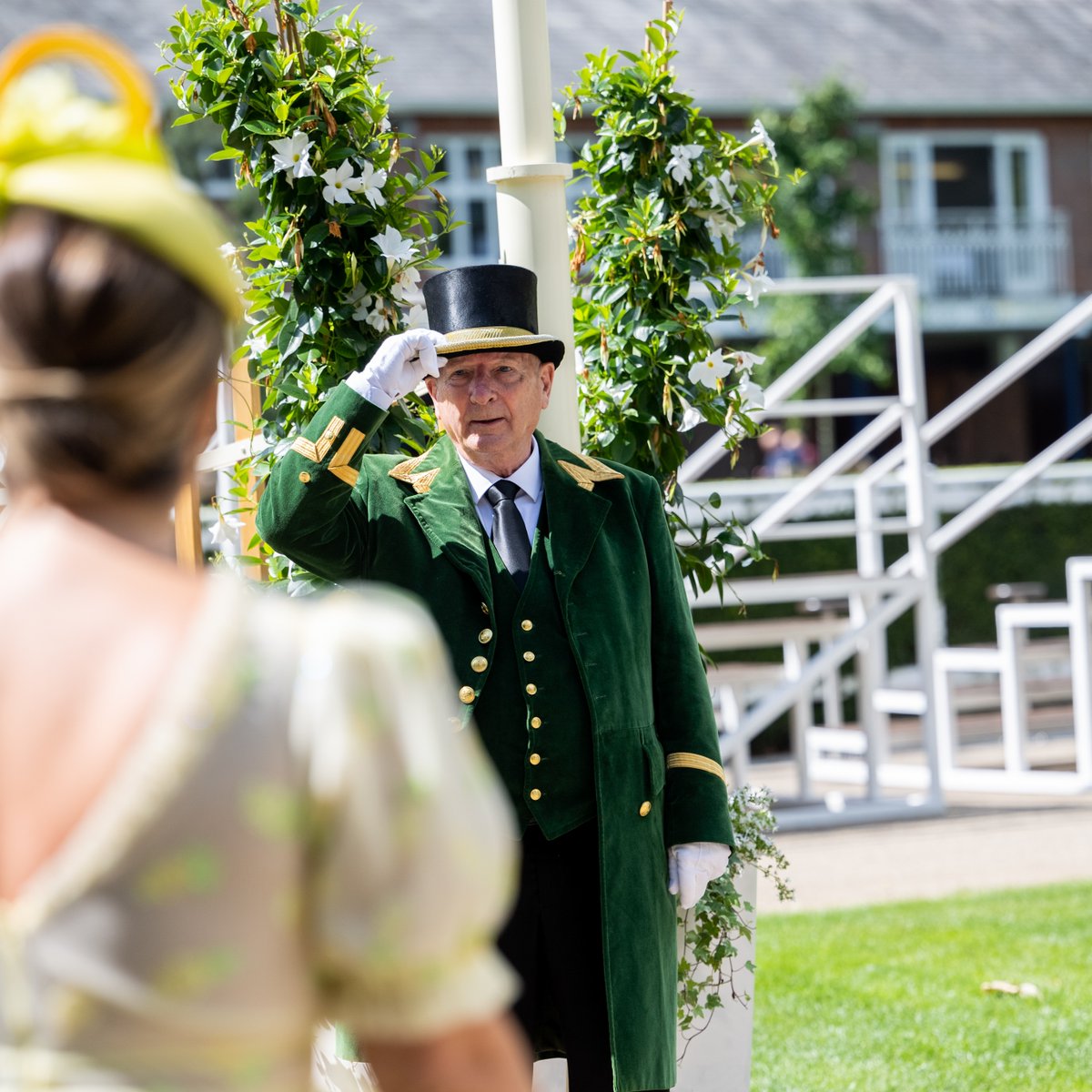 On the anniversary of His Majesty The King’s Coronation, please take a moment to admire His Majesty’s cypher which now features on the brilliant gold buttons of the Greencoats’ uniforms at #RoyalAscot.