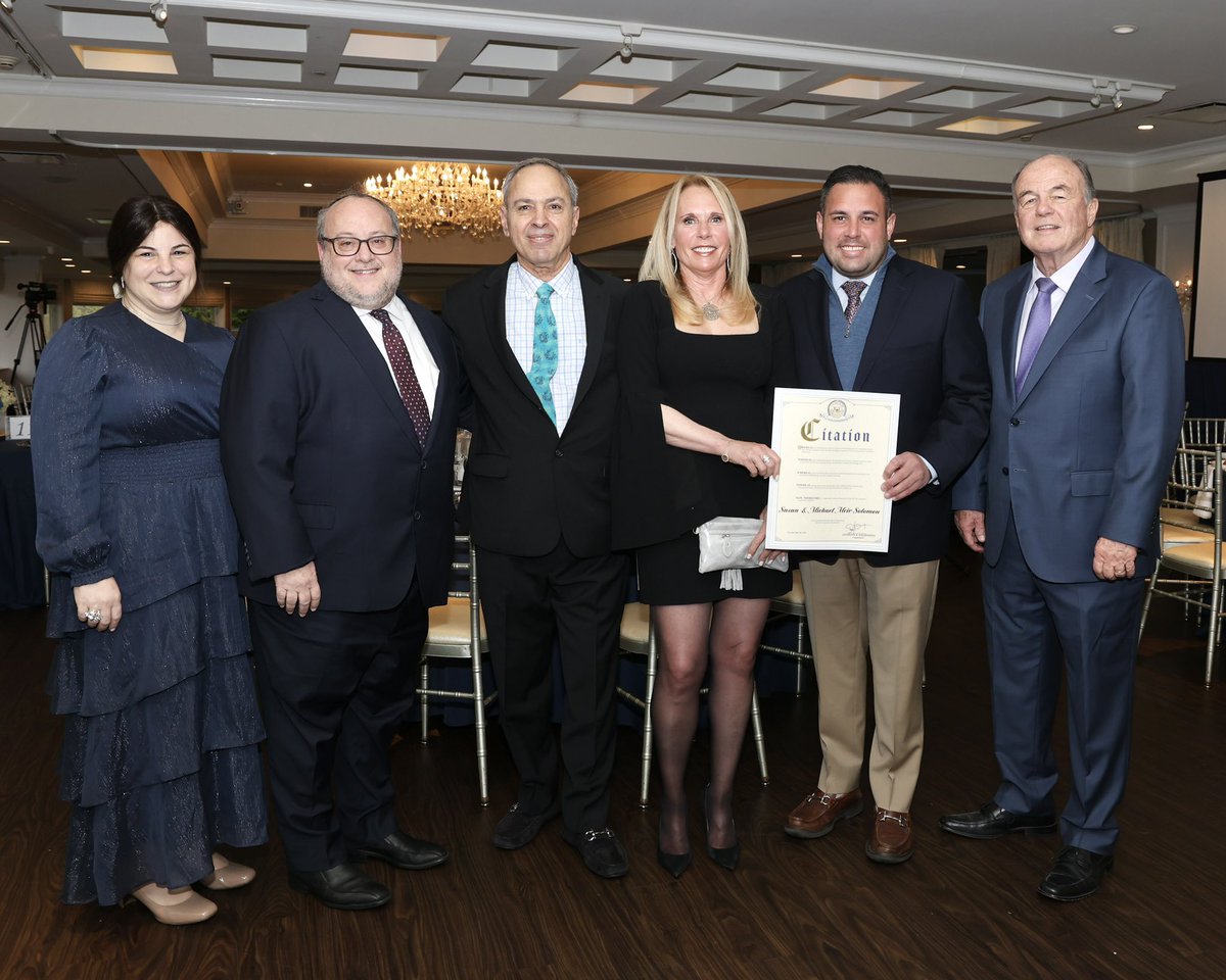 W/friends & #NY04 neighbors to wish a hearty mazel tov to Susan & Michael Meir Solomon, recognized @Lido_Beach_Shul for unwavering commitment & love of community.

Thank you to my good friend, Rabbi Krimsky for his strong leadership during these tough times.